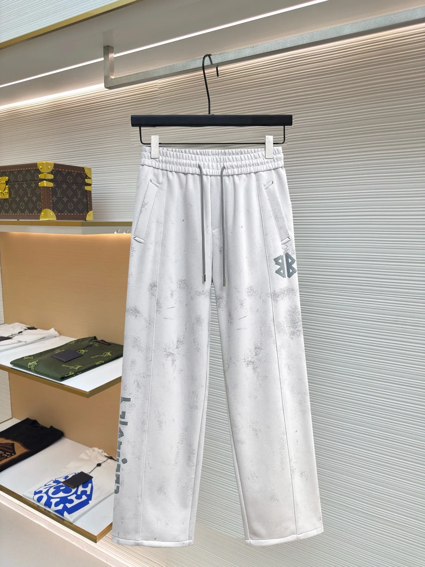 Balenciaga 🆕2026 Autumn and Winter New Arrival Casual Pants! 🎁On sale simultaneously on the official website. Brand Classic LOGO casual pants, customized fabrics, excellent comfort and strong touch. Highly recognisable, perfect appearance and craftsmanship. Size:M-3XL